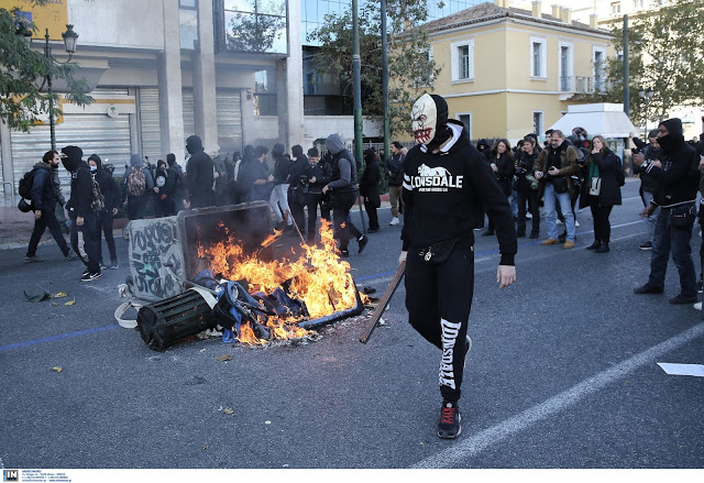 Επεισόδια στη μαθητική πορεία για τον Αλέξανδρο Γρηγορόπουλο - Μολότοφ και χημικά στη Πάτρα! (ΦΩΤΟ & ΒΙΝΤΕΟ) - Φωτογραφία 2