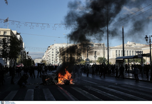 Επεισόδια στη μαθητική πορεία για τον Αλέξανδρο Γρηγορόπουλο - Μολότοφ και χημικά στη Πάτρα! (ΦΩΤΟ & ΒΙΝΤΕΟ) - Φωτογραφία 5