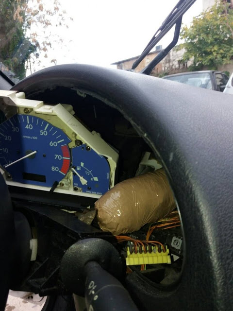 Το ταμπλό του αυτοκινήτου έκρυβε ηρωίνη - Φωτογραφία 2
