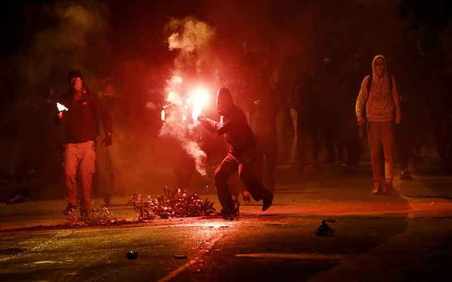 Δύο μέτρα και δύο σταθμά για τον ΣΥΡΙΖΑ: Η αστυνομία έκανε 57 προσαγωγές Κυπρίων του ΔΡΑΣΙΣ σε ειρηνική πορεία και αφήνει τους κουκουλοφόους να καίνε την Αθήνα [Βίντεο] - Φωτογραφία 1