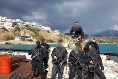 Επιχείρηση στο ρυμουλκό ANDREAS - Ρεσάλτο από τους βατραχανθρώπους και προειδοποιητικές βολές