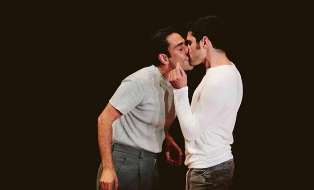 Κύπρος: Σάλος από γκέι φιλιά σε παράσταση του κρατικού θεάτρου [Βίντεο] - Φωτογραφία 1