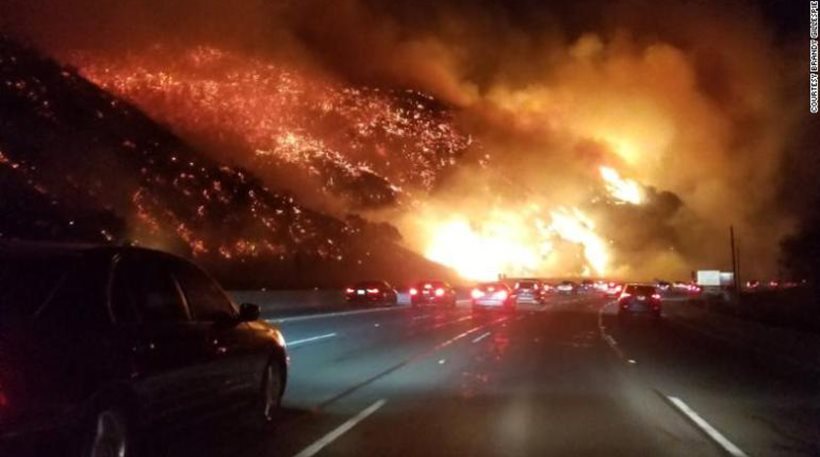 Καλιφόρνια που φλέγεται: Φωτιές δίπλα στον αυτοκινητόδρομο - Φωτογραφία 1