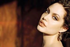 Απέκτησε τα σαρκώδη χείλη της Angelina Jolie .