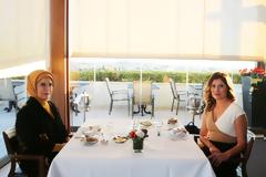 Το φιλικό τσάι της Περιστέρας με την Εμινέ, με φόντο την Ακρόπολη