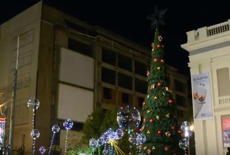Φωταγωγήθηκε το Χριστουγεννιάτικο Δέντρο του Πειραιά [video] - Φωτογραφία 1