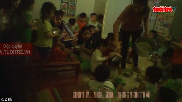 Βιετνάμ: Εργαζόμενες σε παιδικό σταθμό χτυπούν ανελέητα 2χρονα παιδάκια [photos+video] - Φωτογραφία 2