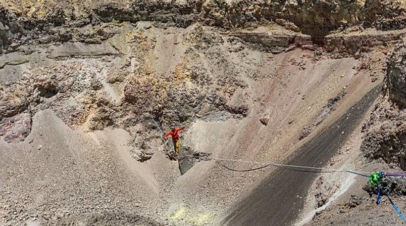 Περού Ατρόμητος Γερμανός περπάτησε σε τεντωμένο σχοινί πάνω τον κρατήρα ενεργού ηφαιστείου - Φωτογραφία 1