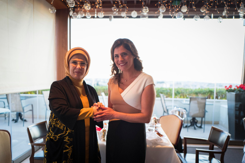 Το φιλικό τσάι της Περιστέρας με την Εμινέ Ερντογάν, με φόντο την Ακρόπολη -Κοντομάνικο και μαντήλα - Φωτογραφία 3