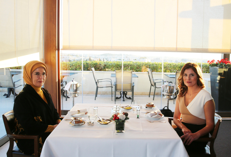 Το φιλικό τσάι της Περιστέρας με την Εμινέ Ερντογάν, με φόντο την Ακρόπολη -Κοντομάνικο και μαντήλα - Φωτογραφία 8