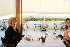 Τσάι και συμπάθεια για τις Μπέτυ Μπαζιάνα και Εμινέ Ερντογάν στη «Μεγάλη Βρετάνια»