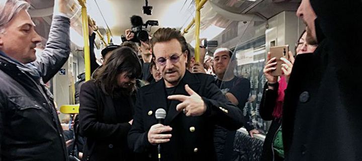Οι U2 τραγουδάνε στο μετρό του Βερολίνου και οι επιβάτες μένουν άφωνοι! - Φωτογραφία 1