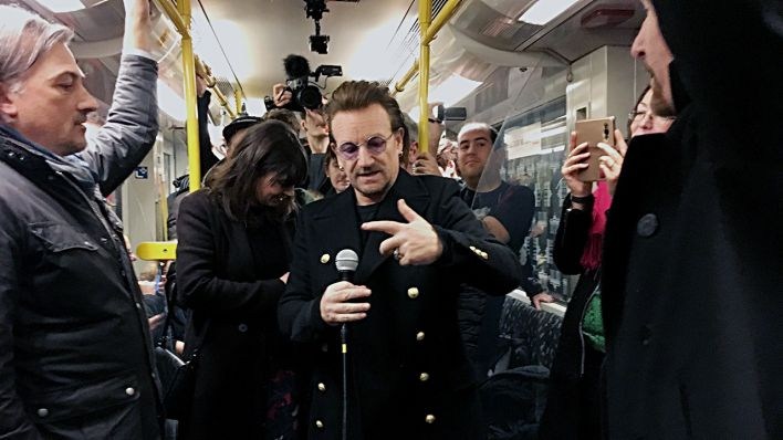 Οι U2 τραγουδάνε στο μετρό του Βερολίνου και οι επιβάτες μένουν άφωνοι! - Φωτογραφία 2