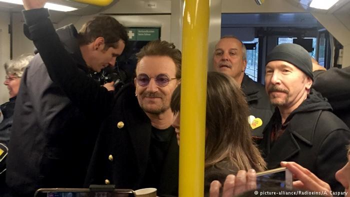 Οι U2 τραγουδάνε στο μετρό του Βερολίνου και οι επιβάτες μένουν άφωνοι! - Φωτογραφία 3