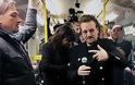 Οι U2 τραγουδάνε στο μετρό του Βερολίνου και οι επιβάτες μένουν άφωνοι! - Φωτογραφία 1