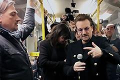 Οι U2 τραγουδάνε στο μετρό του Βερολίνου και οι επιβάτες μένουν άφωνοι!