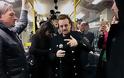 Οι U2 τραγουδάνε στο μετρό του Βερολίνου και οι επιβάτες μένουν άφωνοι! - Φωτογραφία 2