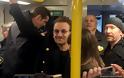 Οι U2 τραγουδάνε στο μετρό του Βερολίνου και οι επιβάτες μένουν άφωνοι! - Φωτογραφία 3