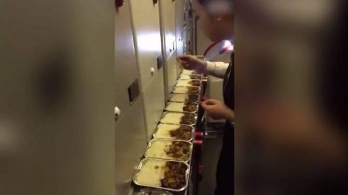 Απολύθηκε αεροσυνοδός επειδή δοκίμαζε το φαγητό των επιβατών - Φωτογραφία 1
