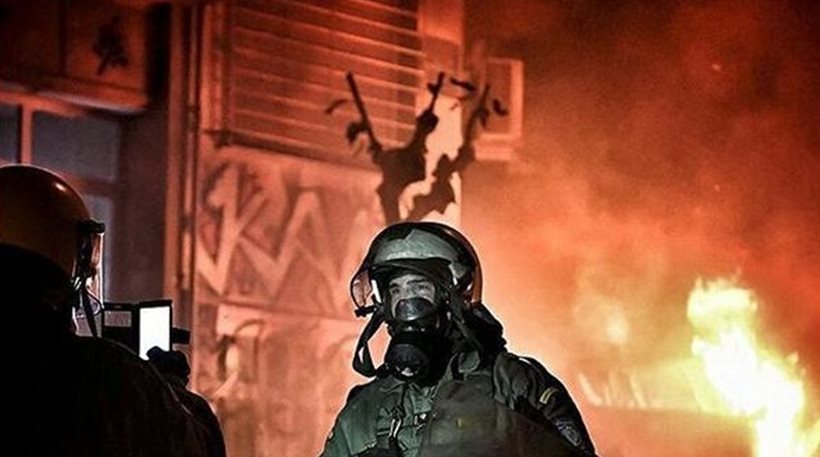 «Viral» φωτο: Άνδρες των ΜΑΤ ποζάρουν με φόντο τις φωτιές στα Εξάρχεια! - Φωτογραφία 1