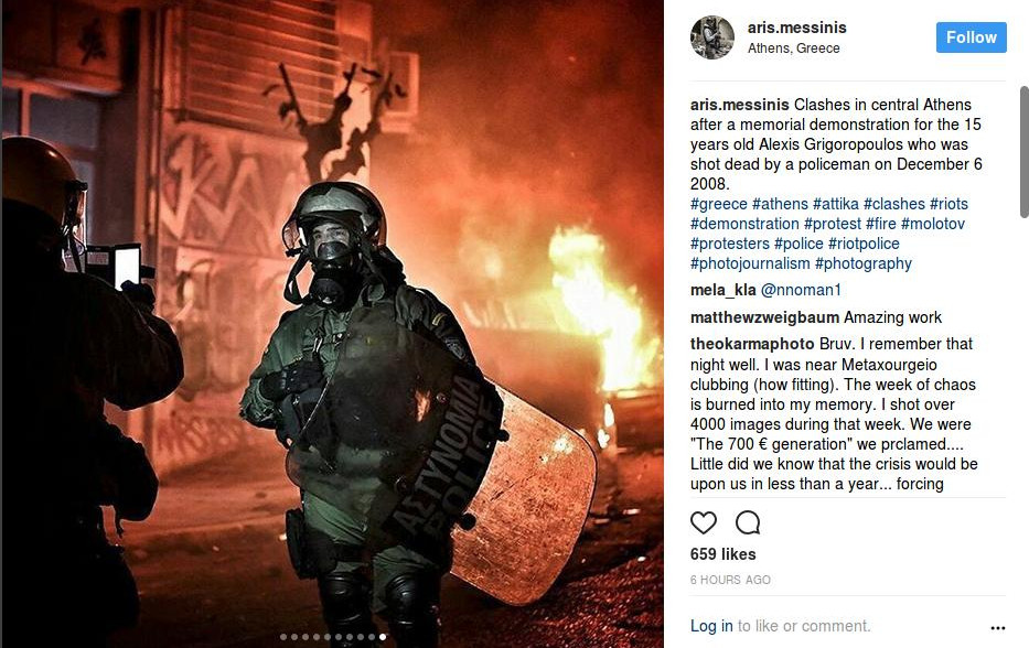 «Viral» φωτο: Άνδρες των ΜΑΤ ποζάρουν με φόντο τις φωτιές στα Εξάρχεια! - Φωτογραφία 2