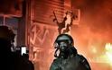 «Viral» φωτο: Άνδρες των ΜΑΤ ποζάρουν με φόντο τις φωτιές στα Εξάρχεια! - Φωτογραφία 1