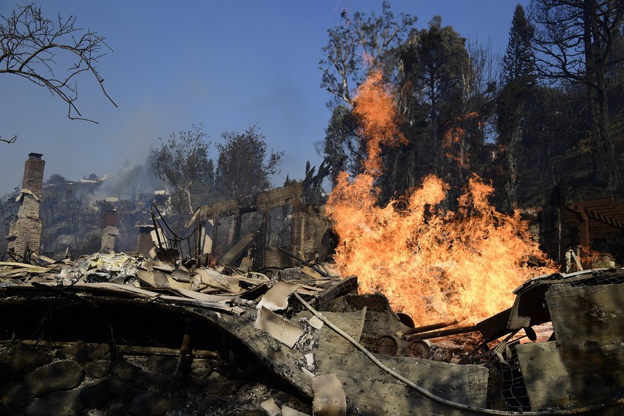 Καίγεται το Μπελ Αιρ: Οι φλόγες «γλείφουν» τις βίλες Άνιστον, Πάλτροου, Φορντ, Μέρντοκ - Φωτογραφία 3