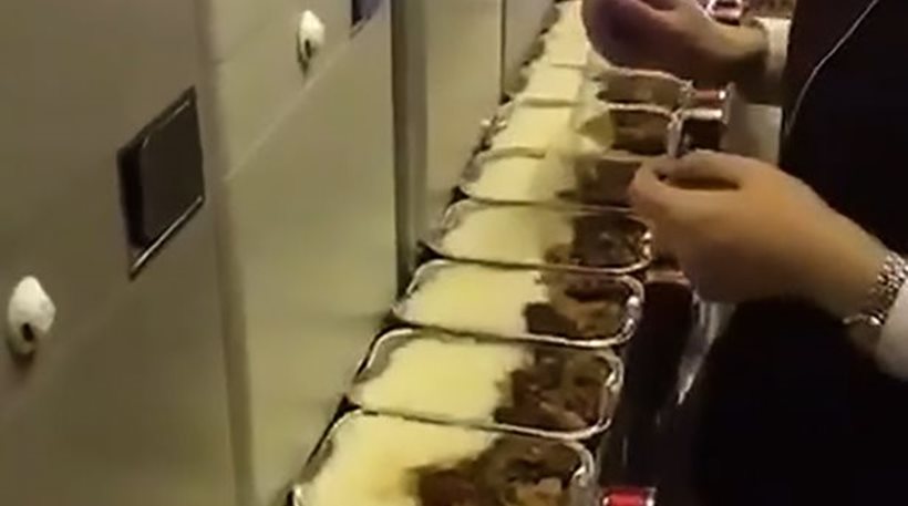 Αεροσυνοδός απολύθηκε γιατί έτρωγε από το φαγητό που σέρβιρε - Φωτογραφία 1