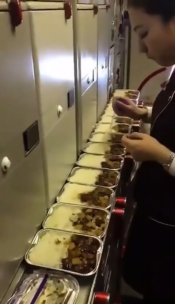 Αεροσυνοδός απολύθηκε γιατί έτρωγε από το φαγητό που σέρβιρε - Φωτογραφία 2