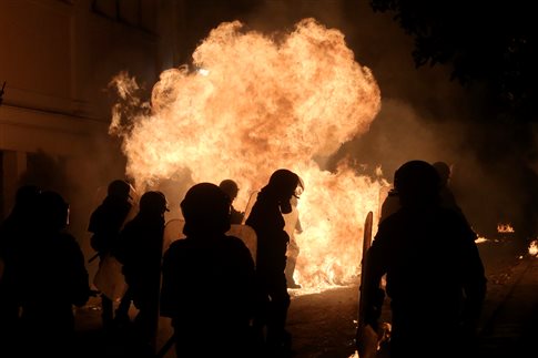 Άνδρες των ΜΑΤ βγάζουν φωτογραφίες με φόντο την καμένη Αθήνα [Εικόνα] - Φωτογραφία 1