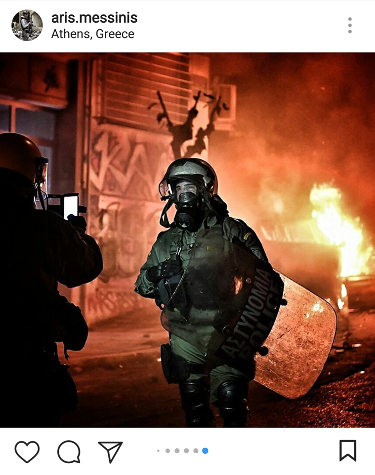 Άνδρες των ΜΑΤ βγάζουν φωτογραφίες με φόντο την καμένη Αθήνα [Εικόνα] - Φωτογραφία 2