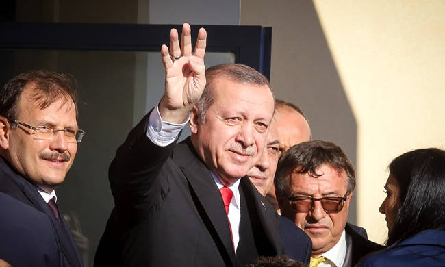 Τι σημαίνει ο χαιρετισμός του Ερντογάν με τα τέσσερα δάχτυλα στην Κομοτηνή [photos] - Φωτογραφία 1