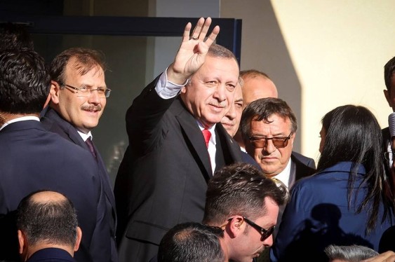 Τι σημαίνει ο χαιρετισμός του Ερντογάν με τα τέσσερα δάχτυλα στην Κομοτηνή [photos] - Φωτογραφία 2