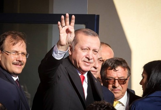 Τι σημαίνει ο χαιρετισμός του Ερντογάν με τα τέσσερα δάχτυλα στην Κομοτηνή [photos] - Φωτογραφία 3