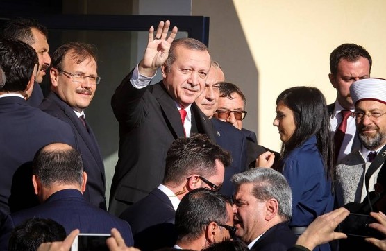 Τι σημαίνει ο χαιρετισμός του Ερντογάν με τα τέσσερα δάχτυλα στην Κομοτηνή [photos] - Φωτογραφία 5