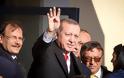 Τι σημαίνει ο χαιρετισμός του Ερντογάν με τα τέσσερα δάχτυλα στην Κομοτηνή [photos]