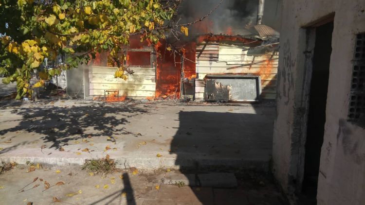 Πανικός από πυρκαγιά σε παράπηγμα δίπλα στο Αστυνομικό Μέγαρο Αγρινίου (φωτογραφίες) - Φωτογραφία 2