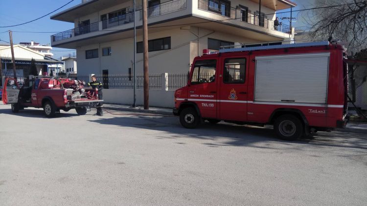 Πανικός από πυρκαγιά σε παράπηγμα δίπλα στο Αστυνομικό Μέγαρο Αγρινίου (φωτογραφίες) - Φωτογραφία 3
