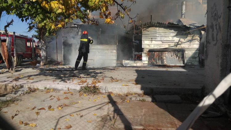 Πανικός από πυρκαγιά σε παράπηγμα δίπλα στο Αστυνομικό Μέγαρο Αγρινίου (φωτογραφίες) - Φωτογραφία 4
