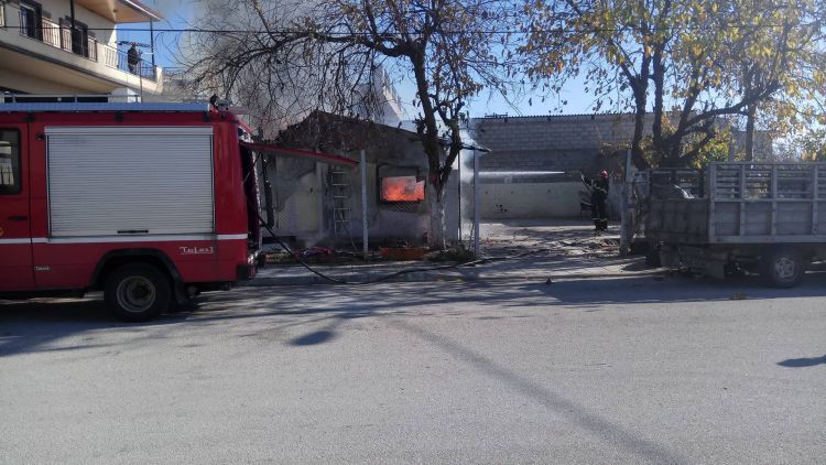 Πανικός από πυρκαγιά σε παράπηγμα δίπλα στο Αστυνομικό Μέγαρο Αγρινίου (φωτογραφίες) - Φωτογραφία 5