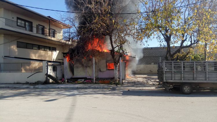 Πανικός από πυρκαγιά σε παράπηγμα δίπλα στο Αστυνομικό Μέγαρο Αγρινίου (φωτογραφίες) - Φωτογραφία 6