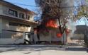 Πανικός από πυρκαγιά σε παράπηγμα δίπλα στο Αστυνομικό Μέγαρο Αγρινίου (φωτογραφίες)