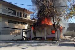 Πανικός από πυρκαγιά σε παράπηγμα δίπλα στο Αστυνομικό Μέγαρο Αγρινίου (φωτογραφίες)