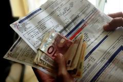 Έρευνα: Το 66% των Ελλήνων αδυνατεί να πληρώσει εγκαίρως τους λογαριασμούς του
