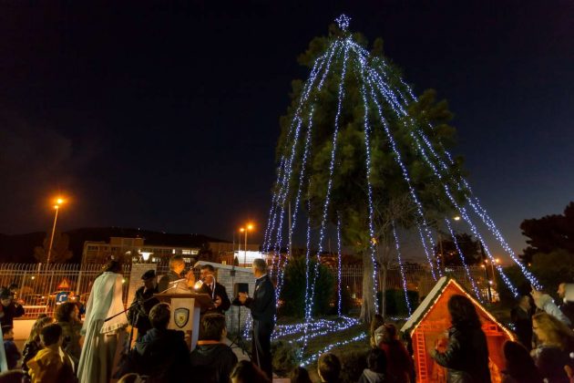 Άναψε το Χριστουγεννιάτικο δέντρο στο ΥΠΕΘΑ - Φωτογραφία 1