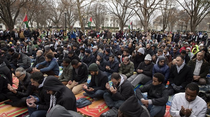 Διαμαρτυρία κατά Τραμπ: Εκατοντάδες μουσουλμάνοι προσεύχονται μπροστά στο Λευκό Οίκο - Φωτογραφία 1
