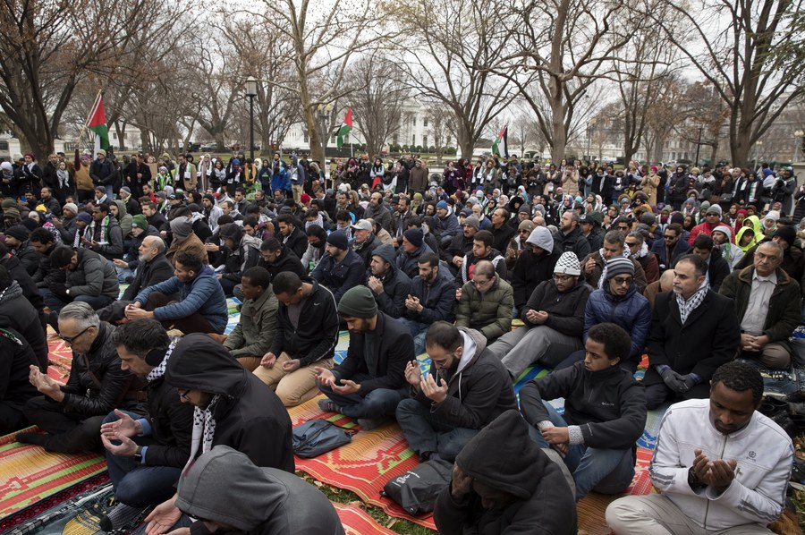 Διαμαρτυρία κατά Τραμπ: Εκατοντάδες μουσουλμάνοι προσεύχονται μπροστά στο Λευκό Οίκο - Φωτογραφία 4