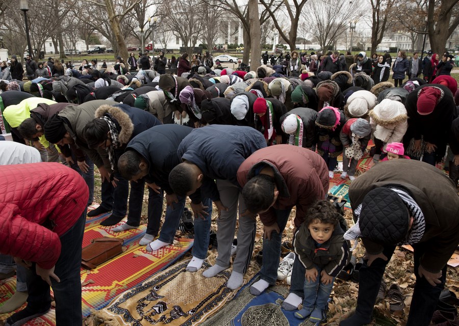 Διαμαρτυρία κατά Τραμπ: Εκατοντάδες μουσουλμάνοι προσεύχονται μπροστά στο Λευκό Οίκο - Φωτογραφία 2