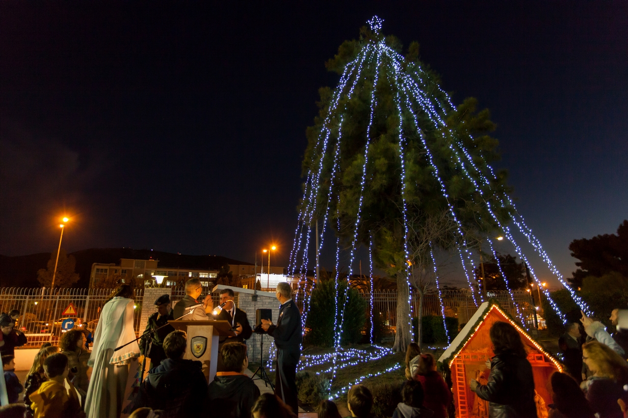 Το Χριστουγεννιάτικό δέντρο άναψε στο ΥΠΕΘΑ (φωτογραφίες) - Φωτογραφία 2