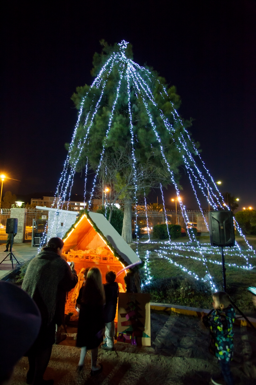 Το Χριστουγεννιάτικό δέντρο άναψε στο ΥΠΕΘΑ (φωτογραφίες) - Φωτογραφία 4